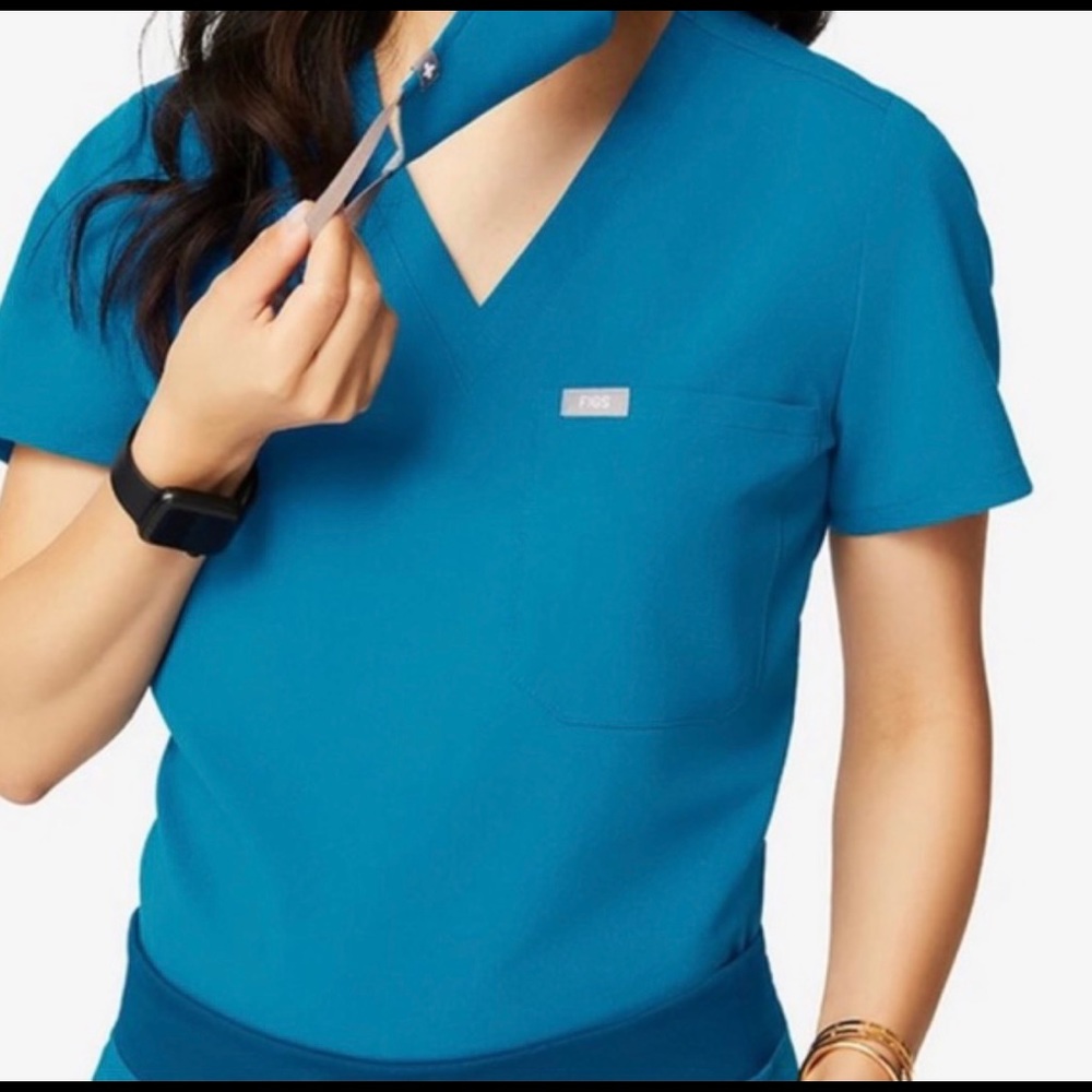 FIGS One pocket Catarina top